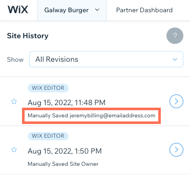 Wix 사이트 히스토리의 스크린샷 사이트 버전에서는 공동 작업자의 이메일 주소가 강조 표시되어 있습니다.