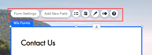 No Editor Wix, um formulário está selecionado. A barra de navegação exibindo as configurações do formulário é destacada.