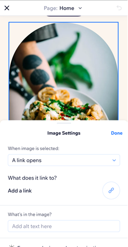 Screenshot di un sito di alimentazione salutare utilizzando l'Editor Wix su mobile. Viene selezionata un'immagine e viene visualizzato il pannello delle impostazioni dell'immagine