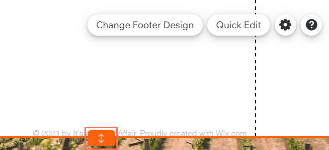 Screenshot van voettekst in de Wix Editor met de sleepgreep gemarkeerd.