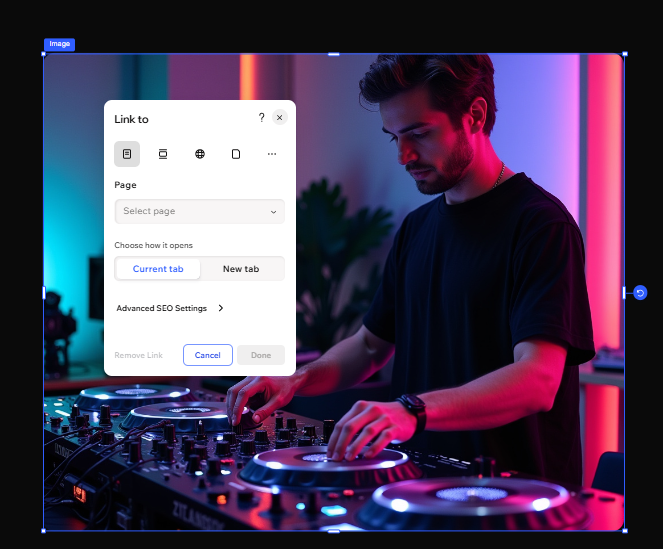 Een afbeelding in de Wix Harmony Editor en het Link-paneel, die de afbeelding aan een andere websitepagina linkt