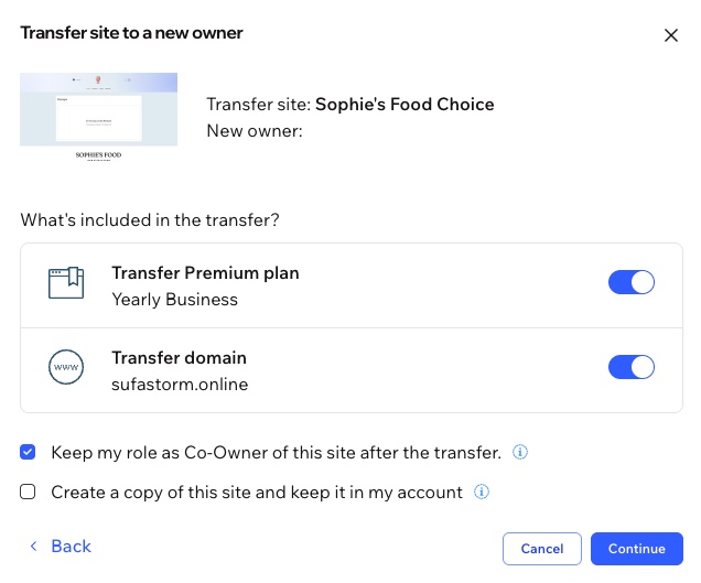 Uma captura de tela mostrando as opções para transferir um plano anual e domínio ao transferir um site para um novo proprietário.