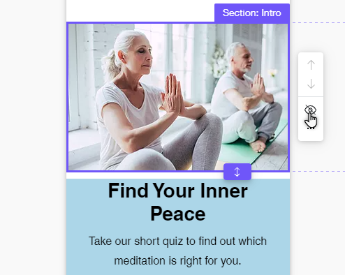В мобильном редакторе выбрана секция. Курсор находится над значком «Скрыть».