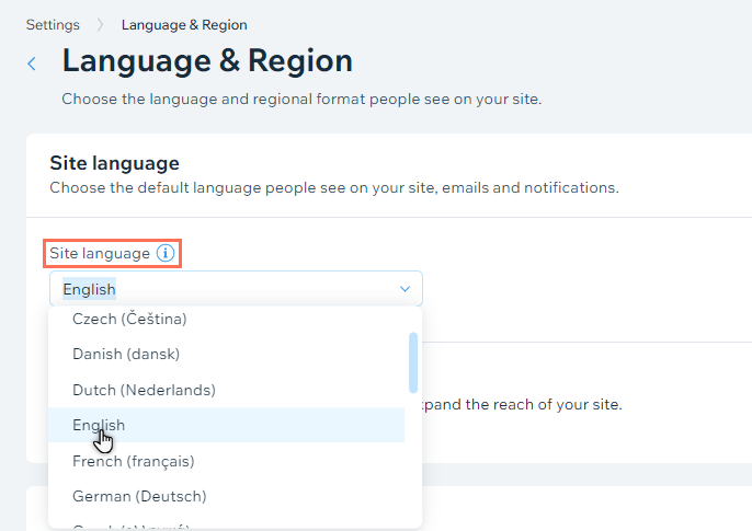 El menú desplegable de idiomas del sitio se ha abierto en la configuración del sitio. Se está seleccionando el inglés como idioma principal.