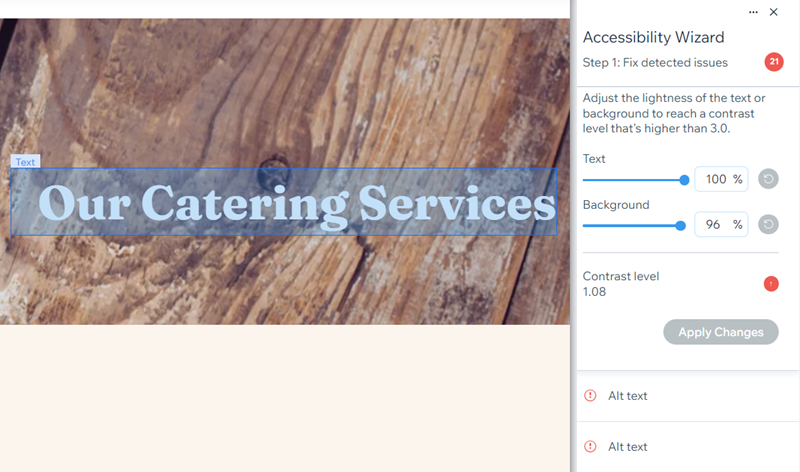 Bir Wix Editor sitesindeki Sihirbaz. Bir görüntünün üstündeki metin için renk kontrastı sorunu işaretlenmiş.