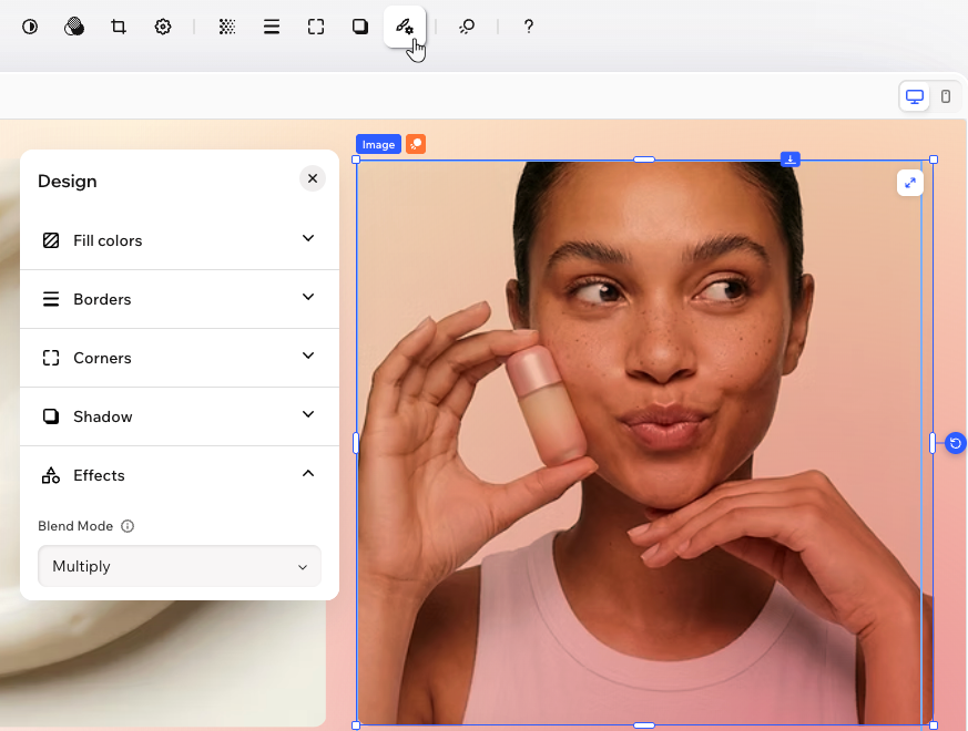 Una imagen y su panel de diseño en el Editor de Wix Harmony, donde puede observarse que el modo de fusión está configurado en Multiplicar. 