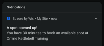 Captura de pantalla que muestra la notificación que ven los clientes cuando un espacio en una clase está disponible.