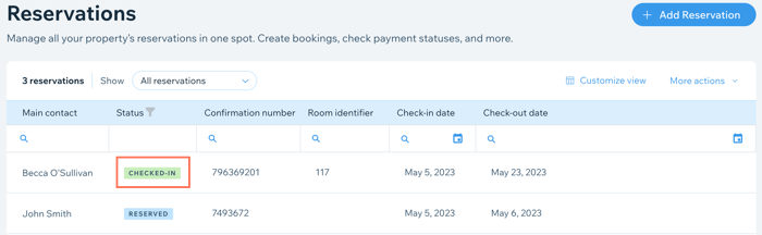 Captura de tela mostrando o status do check-in ao lado de uma reserva na aba Reservas do painel de controle.