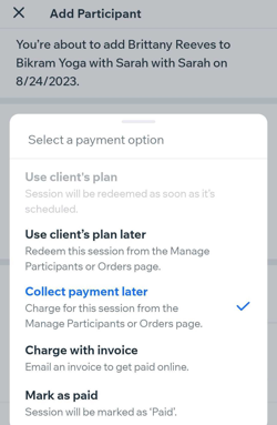 Una captura de pantalla que muestra las opciones de pago al reservar a un cliente para una clase o sesión de curso en la app Wix Owner.