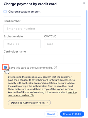 Captura de pantalla que muestra cómo seleccionar la casilla de verificación para guardar los datos de la tarjeta de un cliente al ingresar sus datos manualmente.