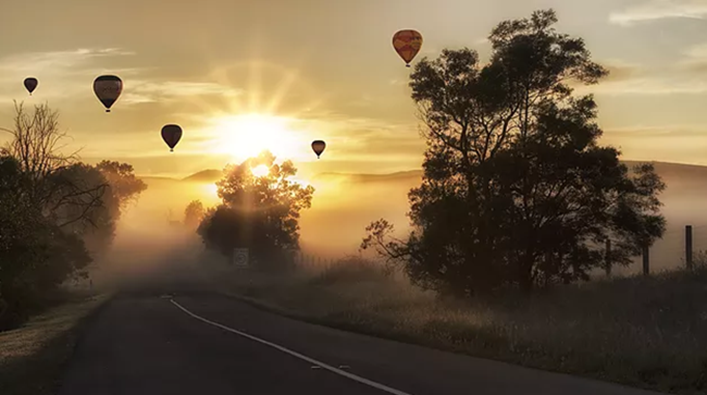 Un sitio Wix online que muestra una imagen de globos aerostáticos en el cielo.