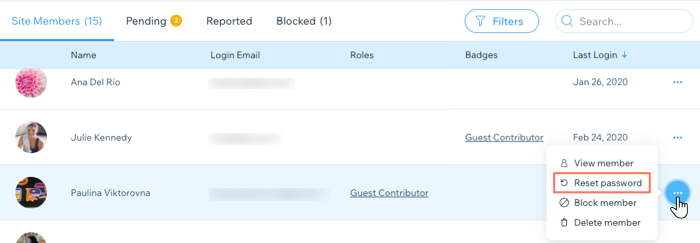 Captura de pantalla de cómo restablecer la contraseña de un miembro del sitio desde la lista de miembros del sitio en el panel de control.
