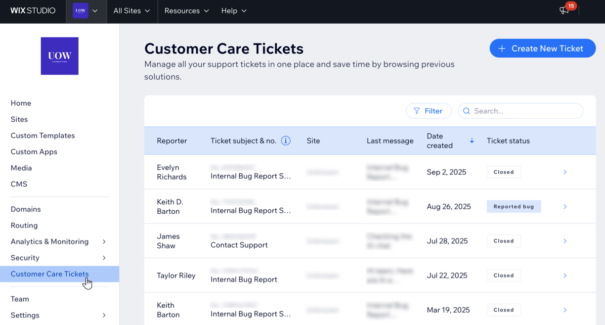 Captura de pantalla de una lista de tickets en la pestaña Tickets de Atención al Cliente en el panel de Enterprise.