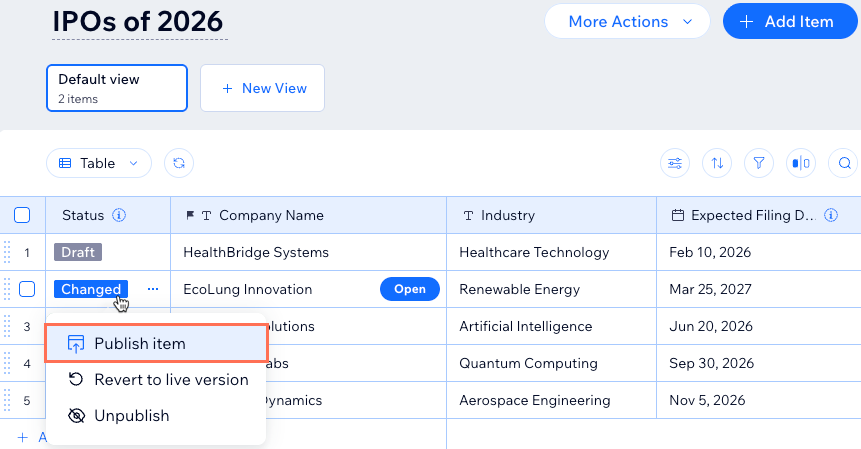 CMS コレクションで、アイテムのステータスを更新する様子を示したスクリーンショット。