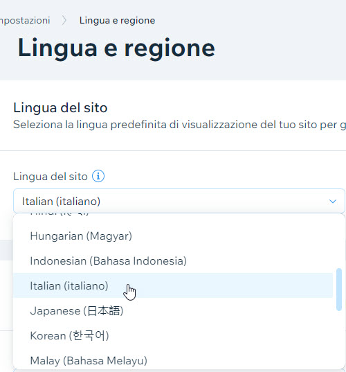 Il menu a tendina della lingua del sito è stato aperto nelle impostazioni del sito. Il mouse si trova su italiano